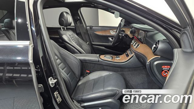 Mercedes-Benz E-Class 2023 — photo 16