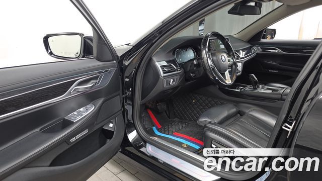 BMW 7-Series 2018 — photo 10
