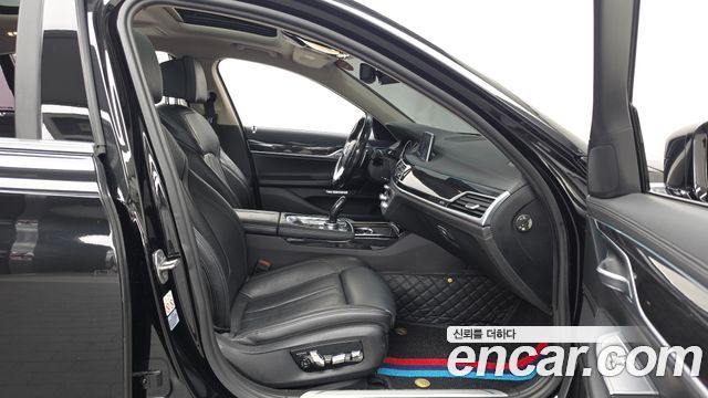BMW 7-Series 2018 — photo 11