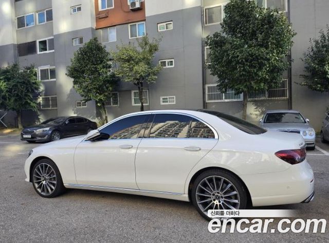 Mercedes-Benz E-Class 2023 — photo 4
