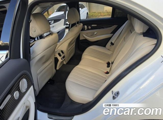 Mercedes-Benz E-Class 2023 — photo 7