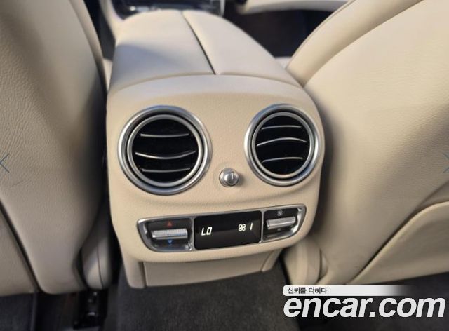 Mercedes-Benz E-Class 2023 — photo 10