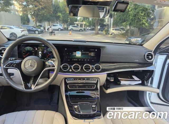 Mercedes-Benz E-Class 2023 — photo 12