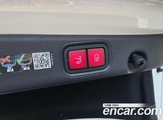 Mercedes-Benz E-Class 2023 — photo 13