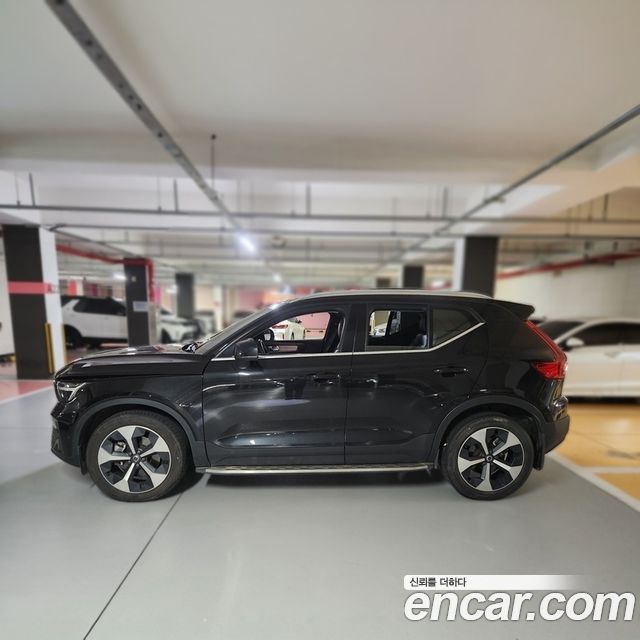 Volvo XC40 2023 — photo 1
