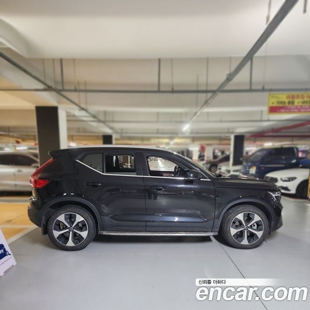 Volvo XC40 2023 — photo 2