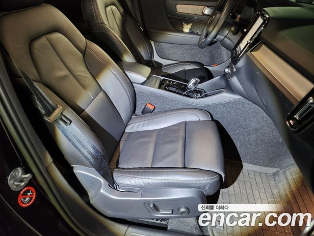 Volvo XC40 2023 — photo 11