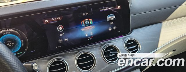 Mercedes-Benz E-Class 2022 — photo 12