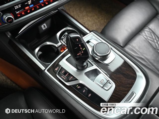 BMW 7-Series 2017 — photo 9
