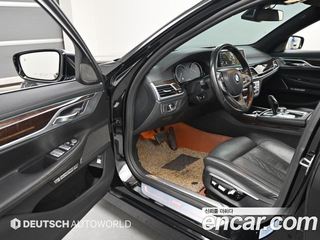 BMW 7-Series 2017 — photo 11