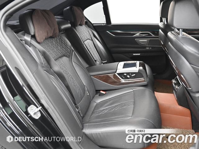 BMW 7-Series 2017 — photo 12