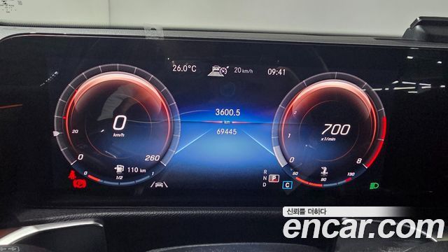 Mercedes-Benz GLB-Class 2021 — photo 16