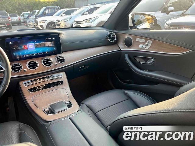 Mercedes-Benz E-Class 2023 — photo 6