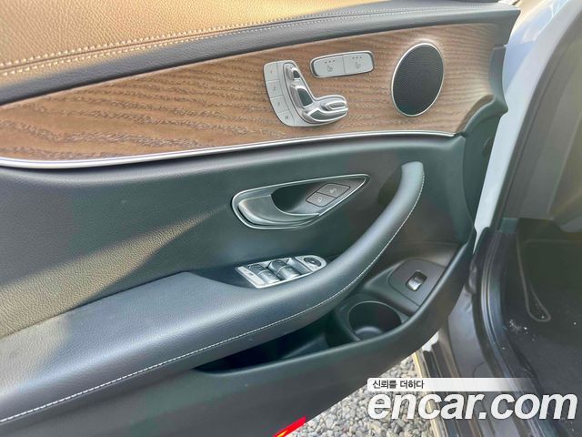 Mercedes-Benz E-Class 2023 — photo 7