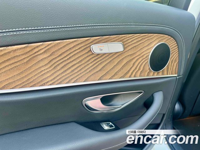 Mercedes-Benz E-Class 2023 — photo 8