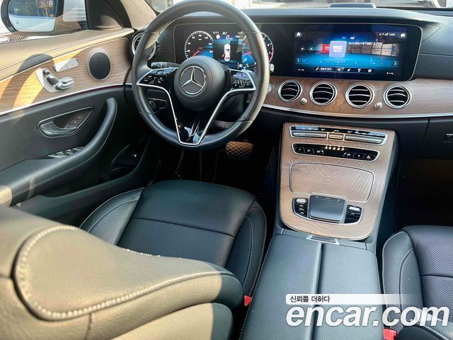 Mercedes-Benz E-Class 2023 — photo 9
