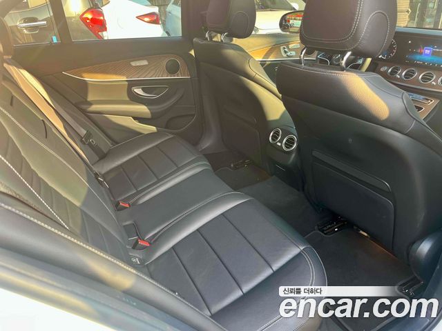 Mercedes-Benz E-Class 2023 — photo 11