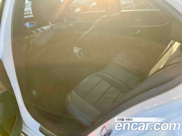 Mercedes-Benz E-Class 2023 — photo 12