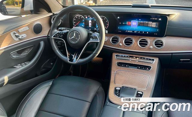 Mercedes-Benz E-Class 2023 — photo 13