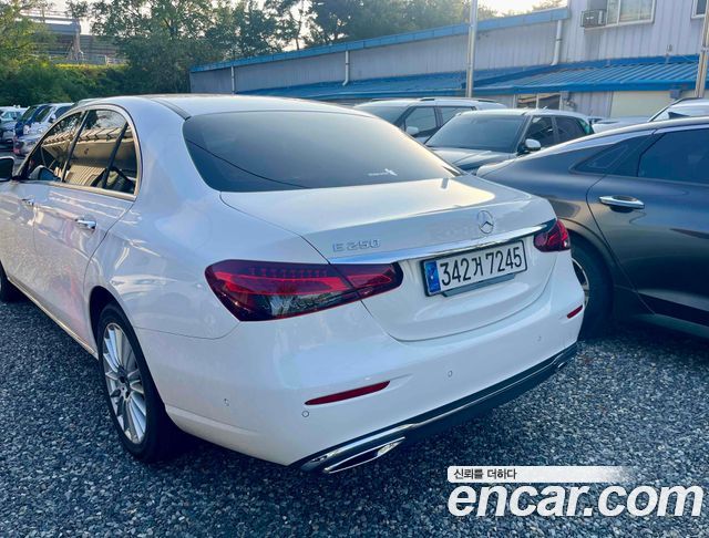 Mercedes-Benz E-Class 2023 — photo 15