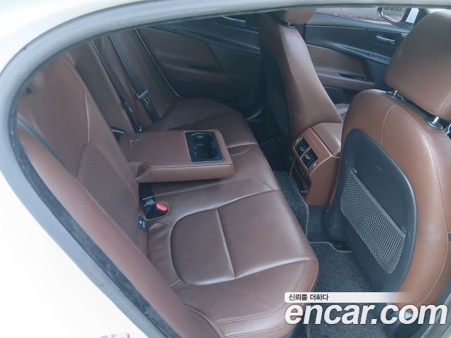 Jaguar XE 2016 — photo 13
