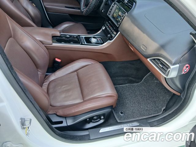 Jaguar XE 2016 — photo 14