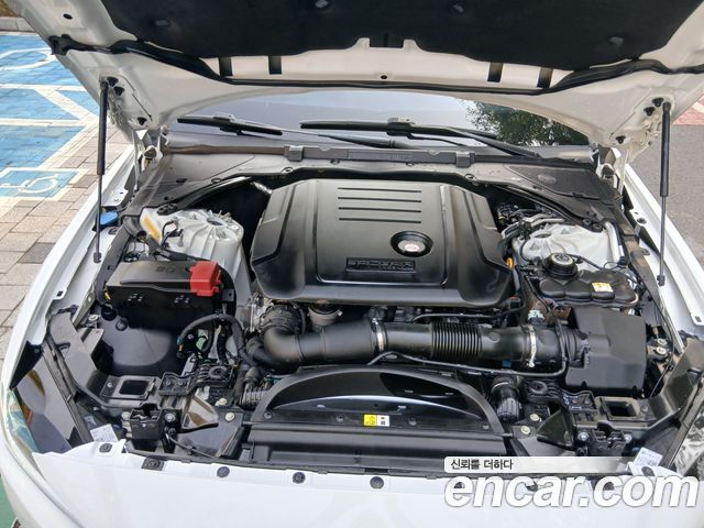 Jaguar XE 2016 — photo 19