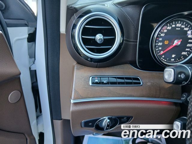 Mercedes-Benz E-Class 2018 — photo 10