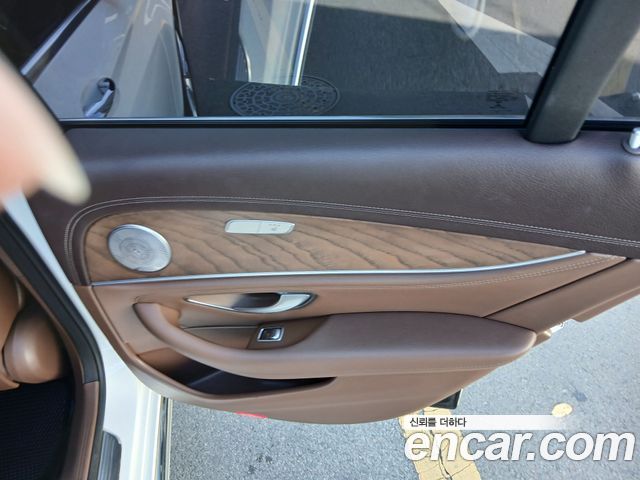 Mercedes-Benz E-Class 2018 — photo 11