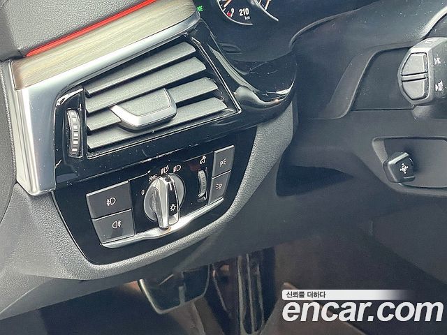 BMW 5-Series 2018 — photo 20