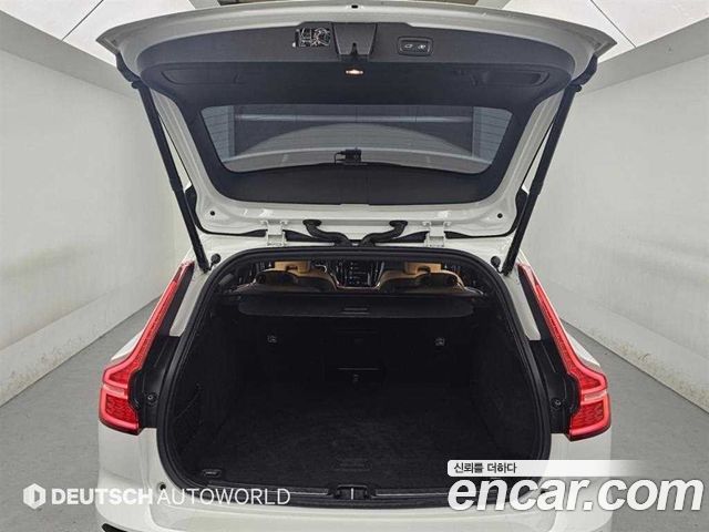Volvo V60 2020 — photo 19