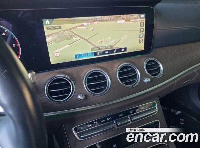 Mercedes-Benz E-Class 2021 — photo 11