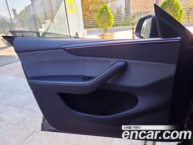 Tesla Model Y 2025 — photo 12