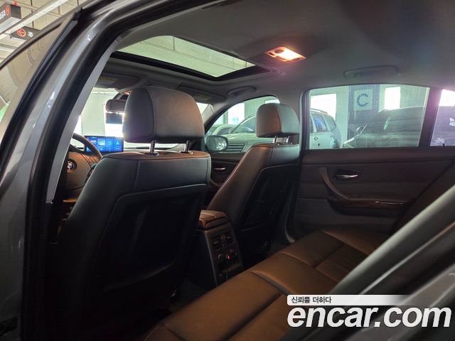 BMW 3-Series 2010 — photo 11