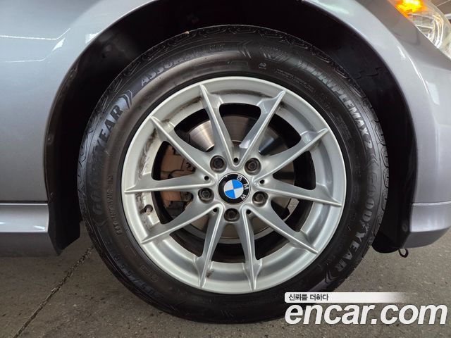 BMW 3-Series 2010 — photo 20