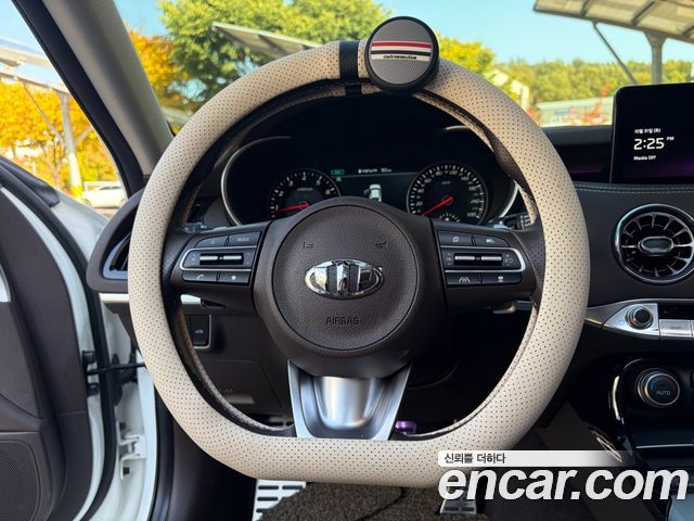 Kia Stinger 2023 — photo 9
