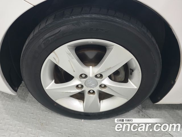 Hyundai AVANTE 2012 — photo 13
