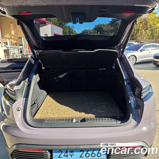 Porsche Macan 2025 — photo 16