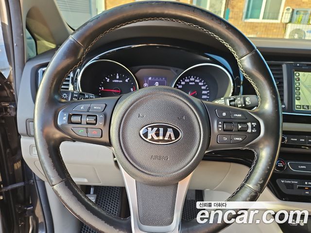 Kia Canival 2016 — photo 16