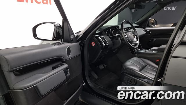 Land Rover Discovery 2019 — photo 12
