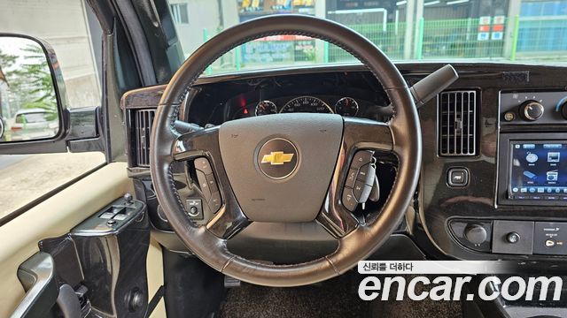 Chevrolet Express Van 2017 — photo 13
