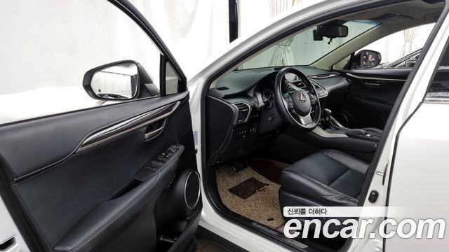 Lexus NX 2017 — photo 10