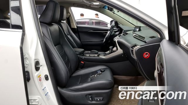 Lexus NX 2017 — photo 11