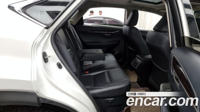 Lexus NX 2017 — photo 12