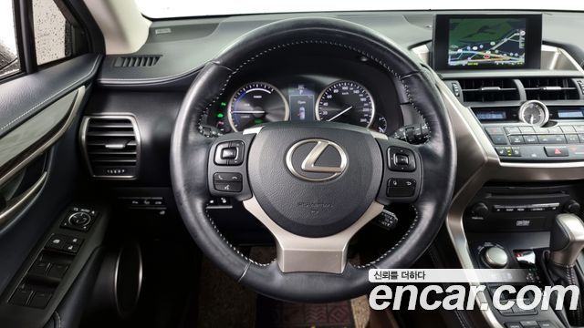 Lexus NX 2017 — photo 13