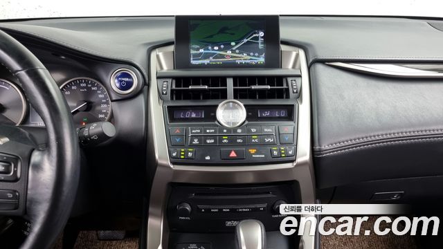 Lexus NX 2017 — photo 14
