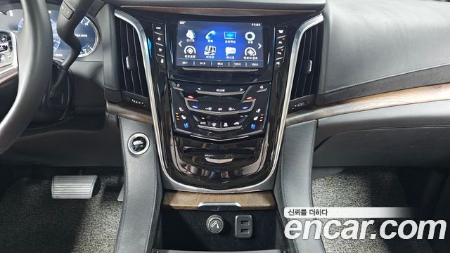 Cadillac Escalade 2018 — photo 14