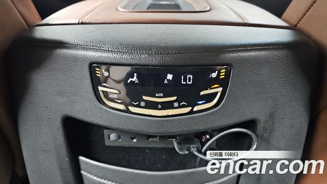 Cadillac Escalade 2018 — photo 18