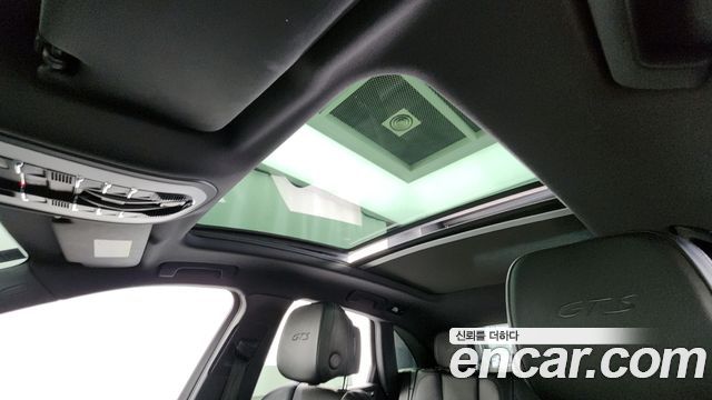 Porsche Macan 2021 — photo 18