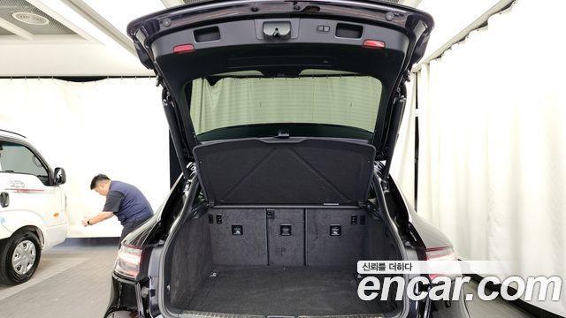 Porsche Macan 2021 — photo 20